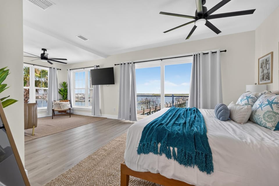 Lakefront Luxury Retreat Boat Slip & Pool House in Saint Augustine