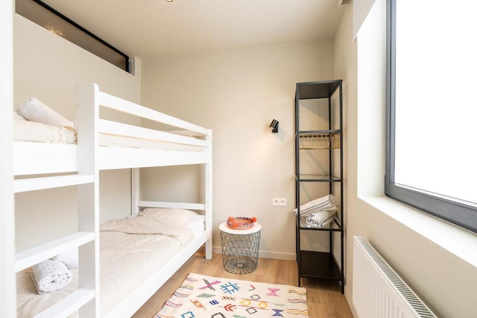 Bedroom, bunk bed