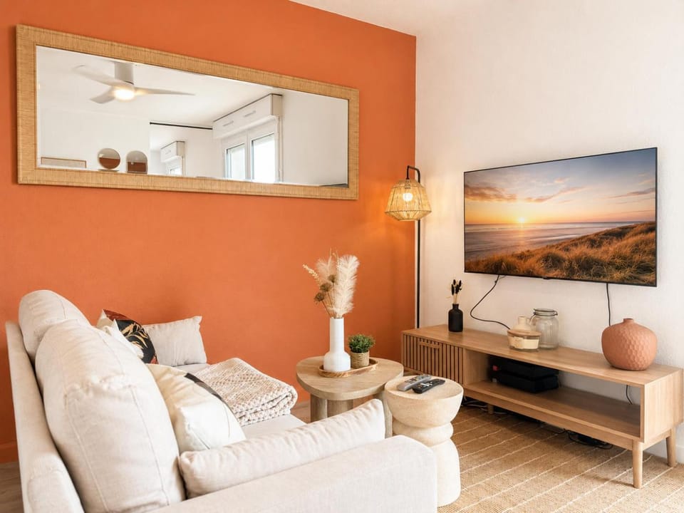 Day, TV and multimedia, Living room, Seating area, heating, internet