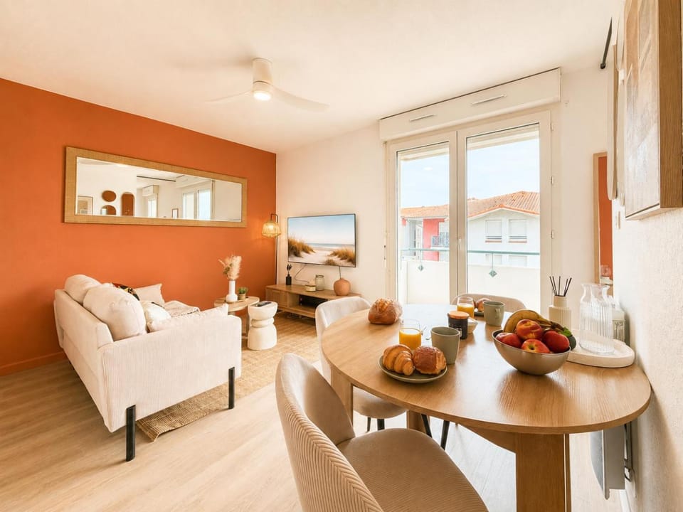 Day, Living room, Seating area, Dining area, heating, internet