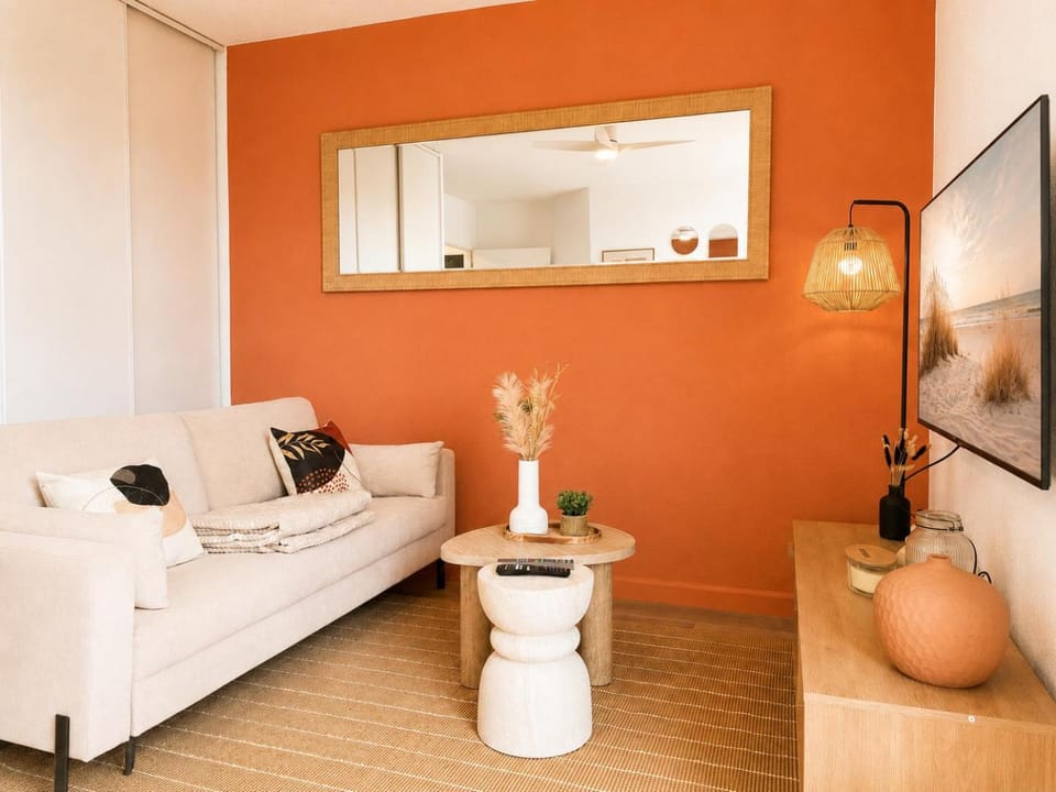 Day, TV and multimedia, Living room, Seating area, heating, internet