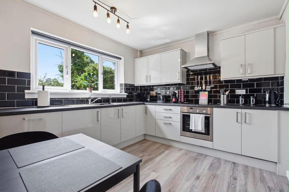 Coffee/tea facilities, Kitchen or kitchenette, dishwasher, oven