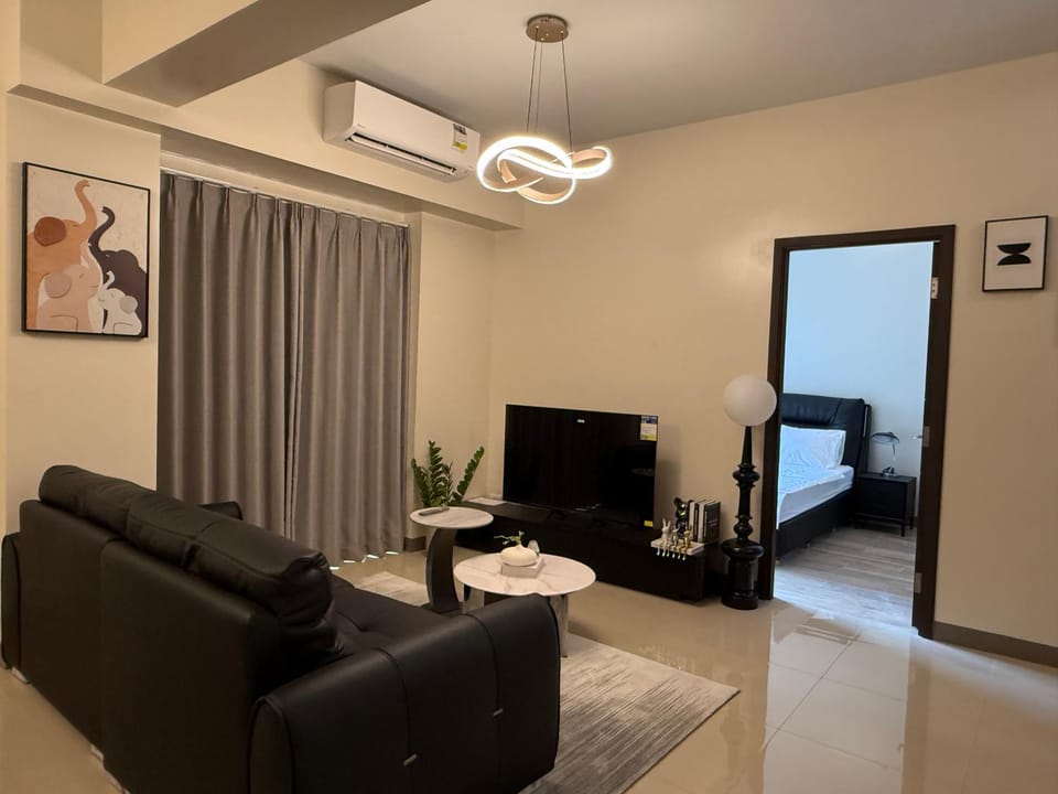 TV and multimedia, Living room, Photo of the whole room, Seating area, Evening entertainment, Bedroom, air conditioner