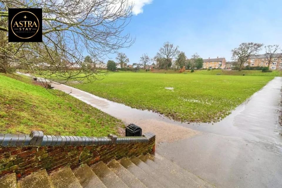 3-Bed Shirley Townhouse, Sleeps 5 & Parking House in Southampton