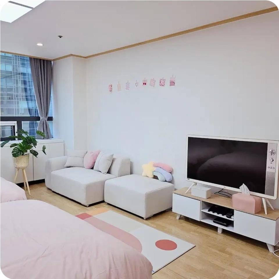 New Hongdae station, 30sec to Subway, Elevator available, One minute from Olive Young Apartment in Seoul