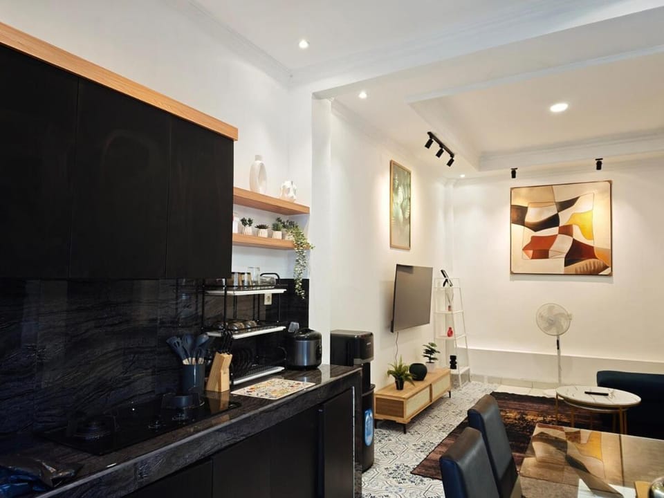 TV and multimedia, Kitchen or kitchenette, Living room, Seating area