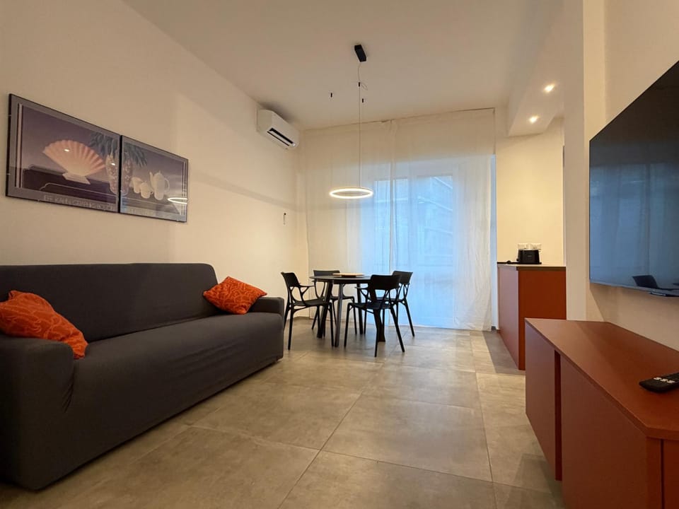 TV and multimedia, Living room, Seating area, Dining area, air conditioner
