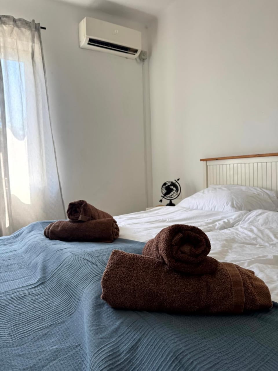 Bed, air conditioner