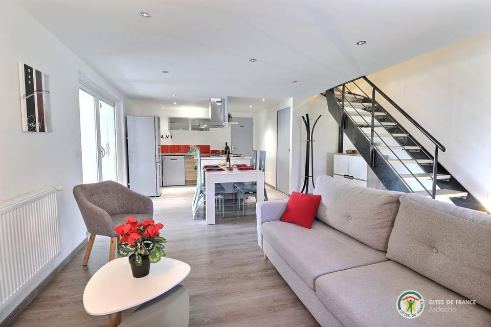 Kitchen or kitchenette, Living room, Seating area, Dining area