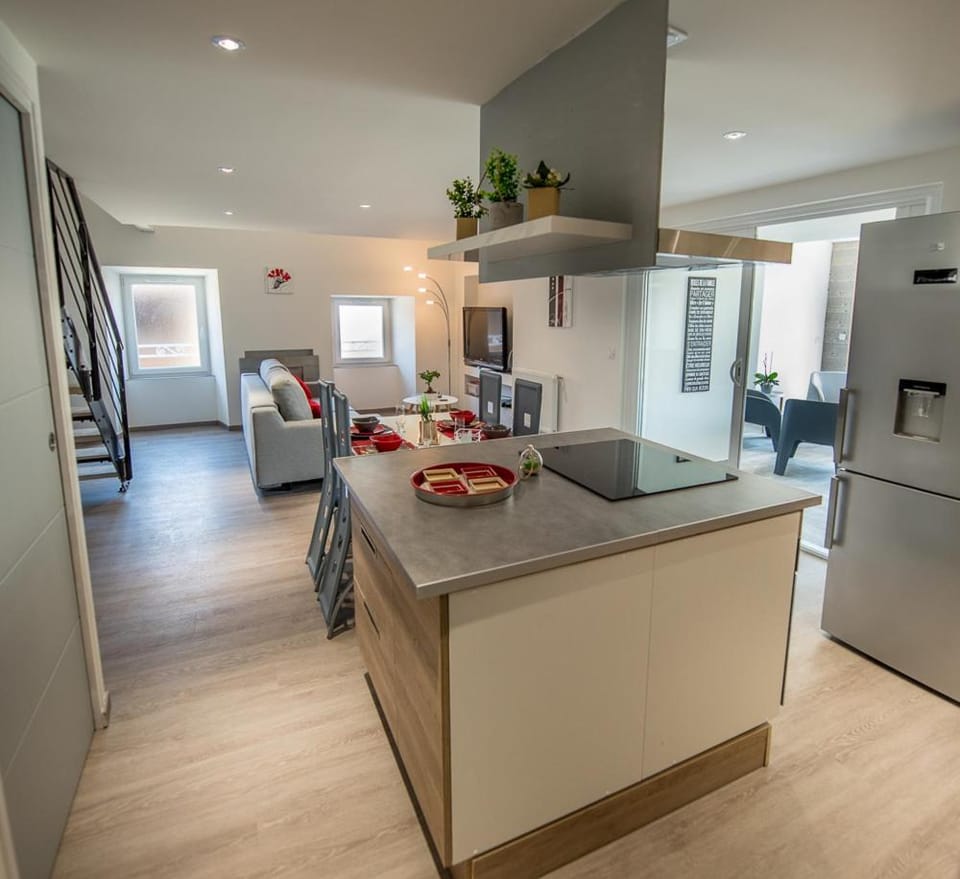 Kitchen or kitchenette, Living room, Seating area, Dining area, stove