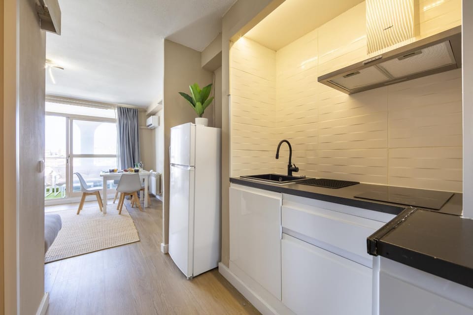Kitchen or kitchenette, Dining area, stove