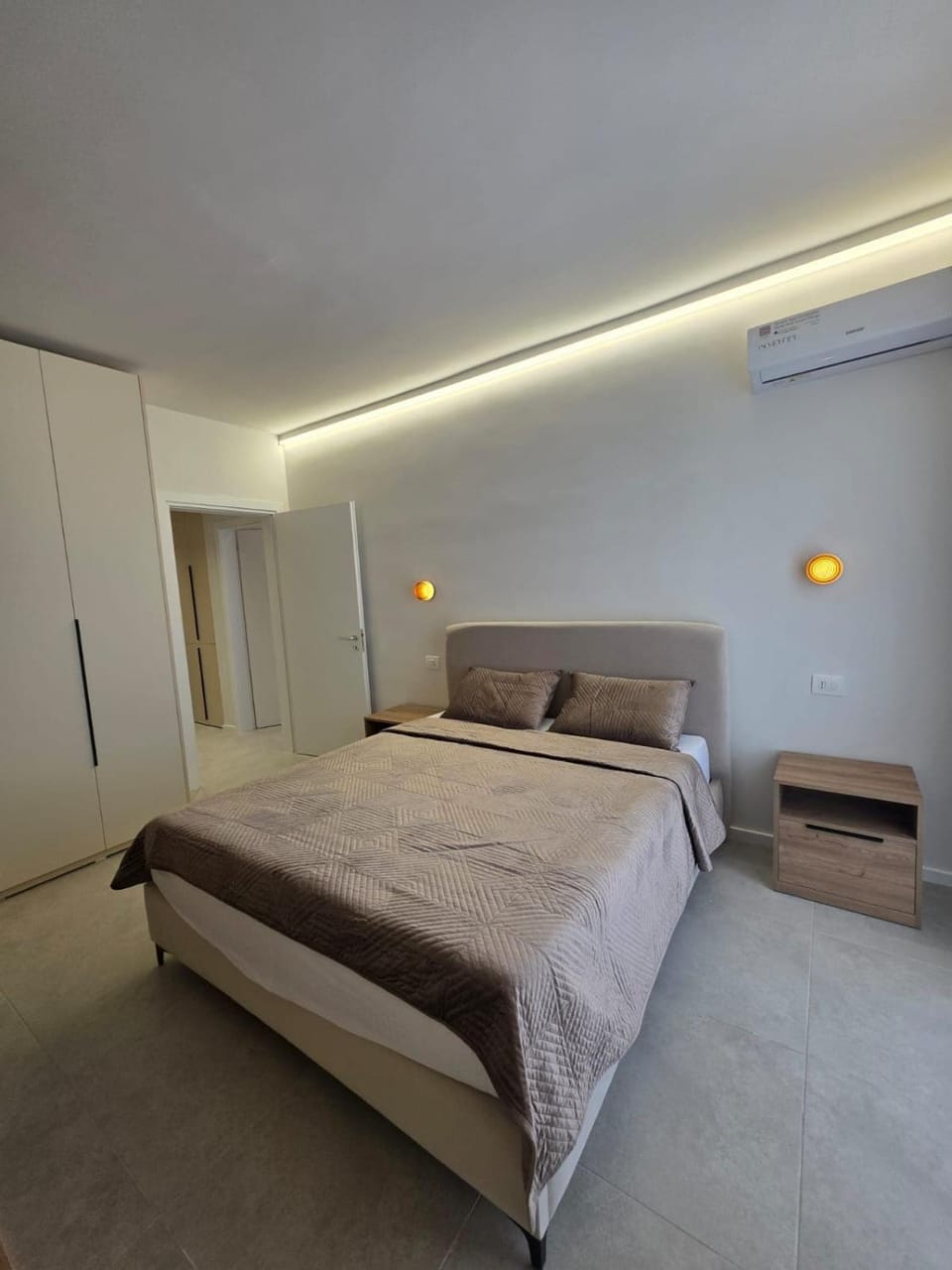 Bed, Photo of the whole room, Bedroom, wardrobe, air conditioner