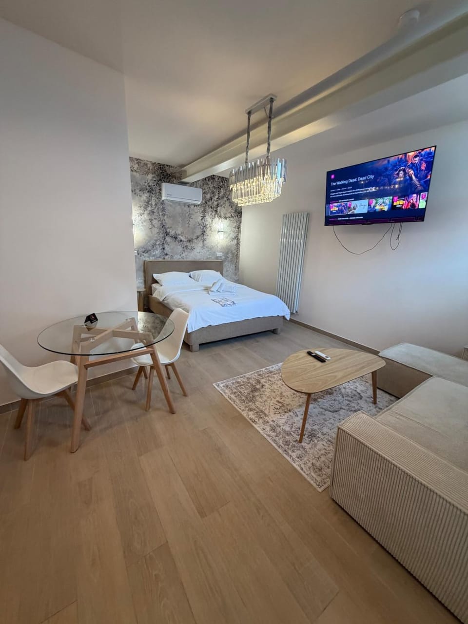 Bed, TV and multimedia, Living room, Photo of the whole room, Dining area, Bedroom