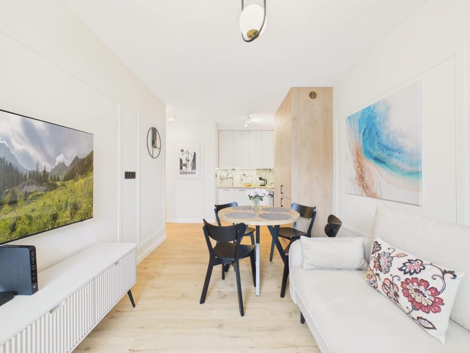 TV and multimedia, Kitchen or kitchenette, Living room, Seating area, Dining area
