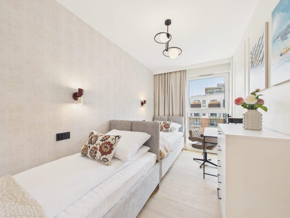 Bed, Photo of the whole room, Seating area, Bedroom