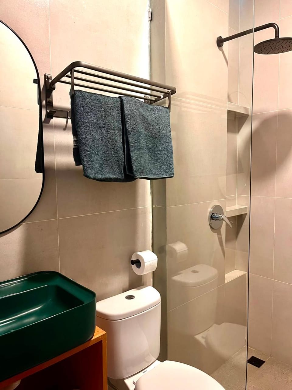 Shower, Toilet, Bathroom, towels