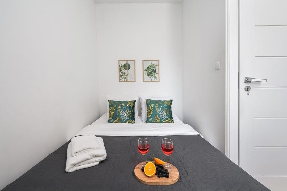 Bed, Photo of the whole room, Bedroom, Drinks, towels