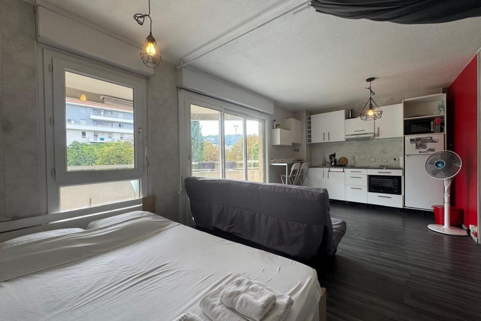 Bright studio with terrace near the tram Apartment in Nice