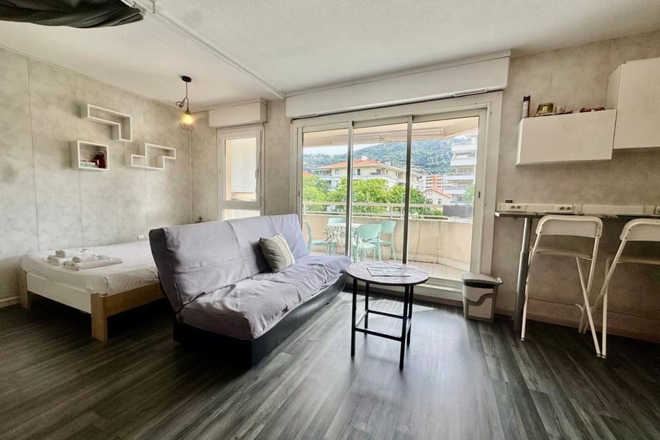 Bright studio with terrace near the tram Apartment in Nice