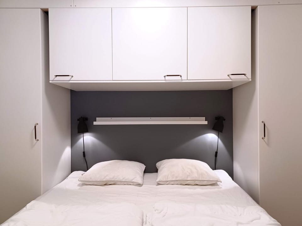 Fresh Central Stay with Lakeview Balcony Apartment in Sweden