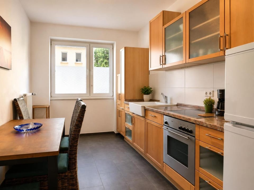 Kitchen or kitchenette, Dining area, oven, stove