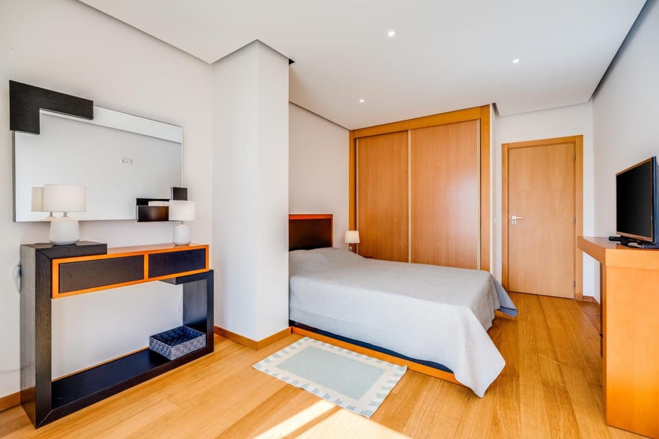 Communal lounge/ TV room, Bed, TV and multimedia, Kitchen or kitchenette, Photo of the whole room, Evening entertainment, Bedroom, hair dresser, wardrobe
