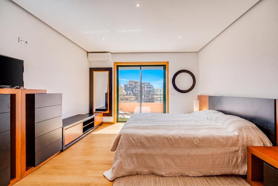 Bed, TV and multimedia, Photo of the whole room, Bedroom