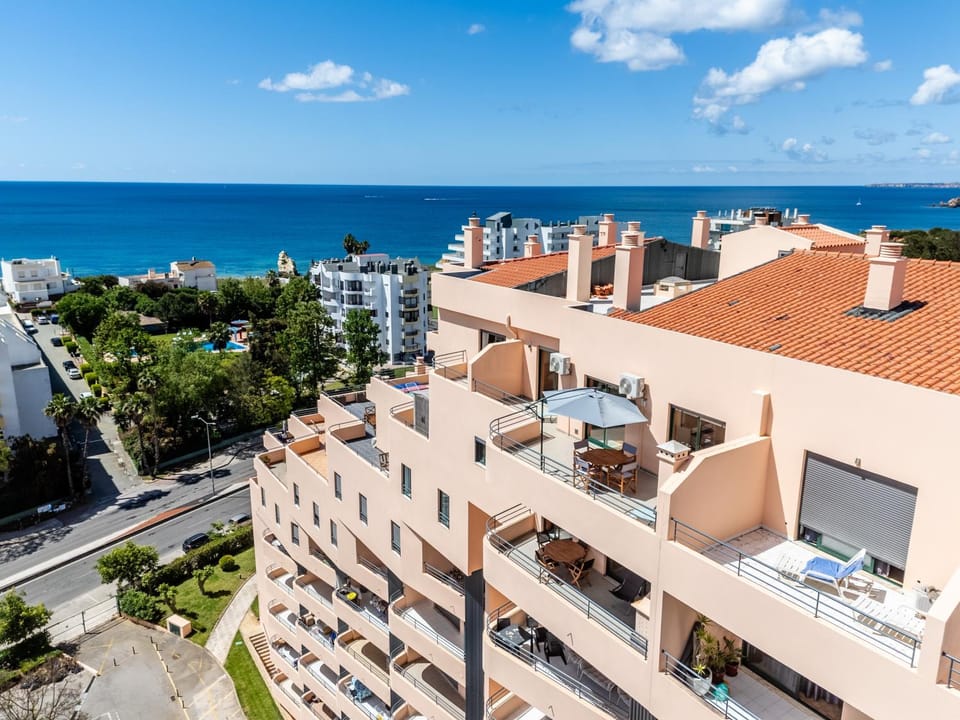 Property building, Day, Neighbourhood, Natural landscape, Bird's eye view, Balcony/Terrace, Sea view, Location