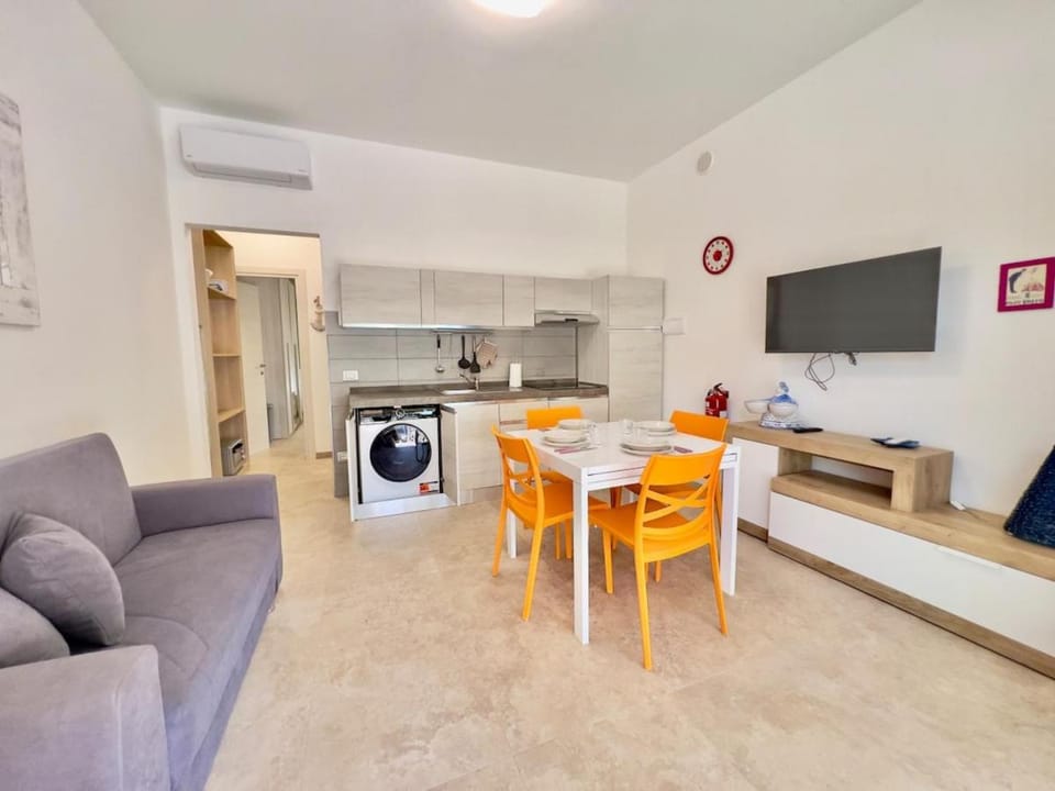TV and multimedia, Kitchen or kitchenette, Living room, air conditioner