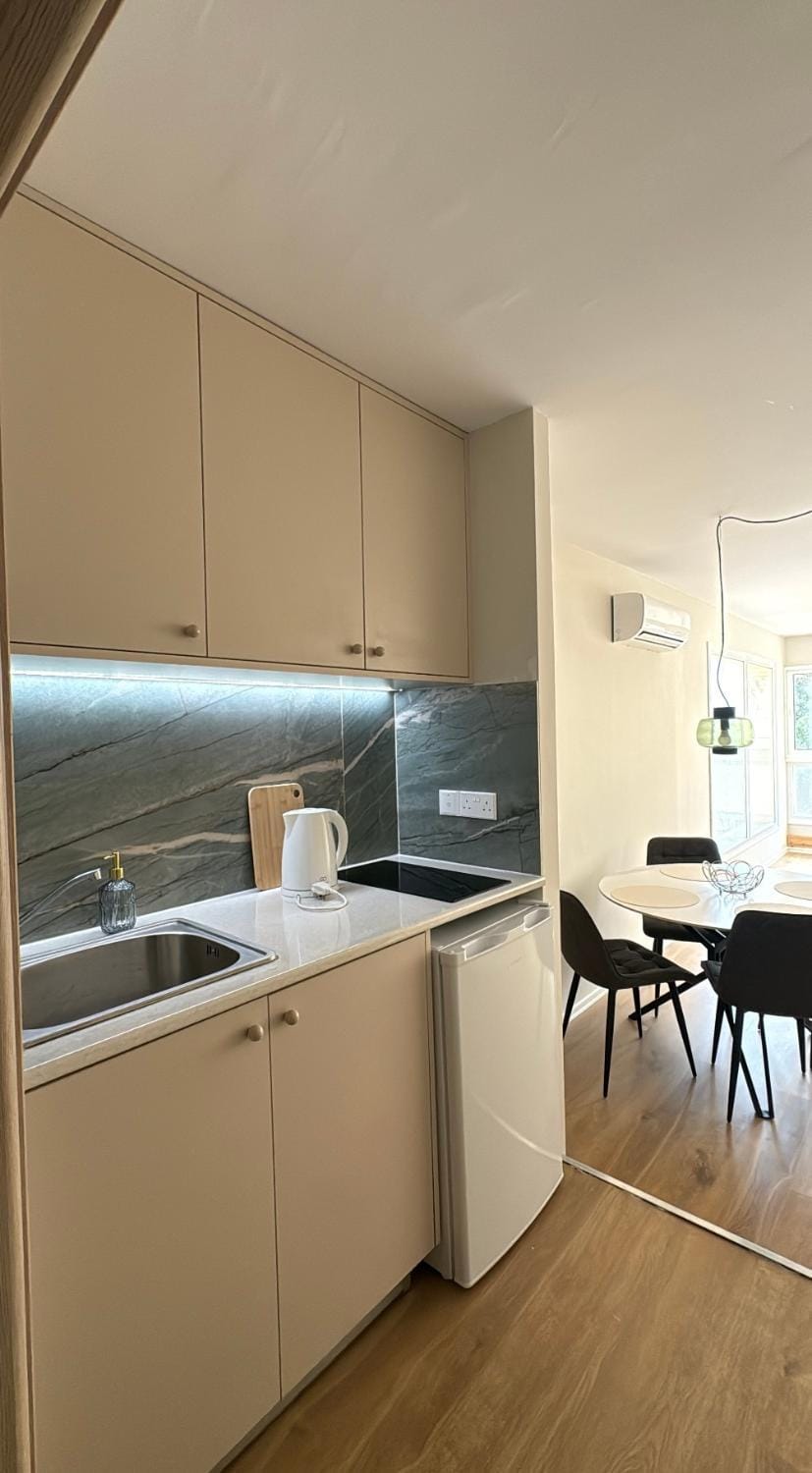 Kitchen or kitchenette, Dining area, minibar, stove