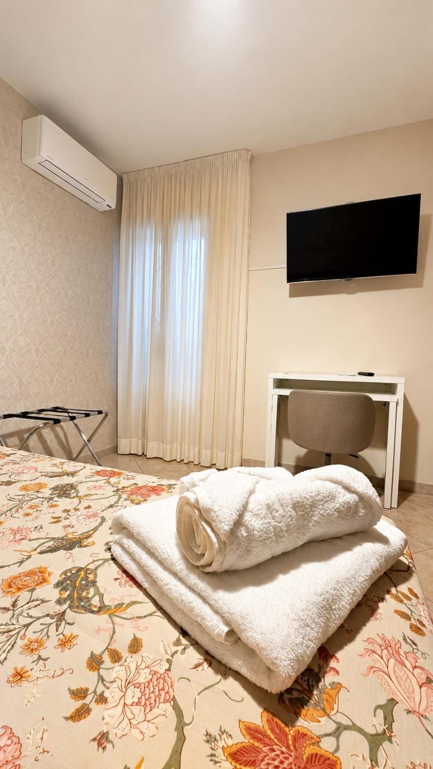 Bed, TV and multimedia, Photo of the whole room, Bedroom, towels, air conditioner
