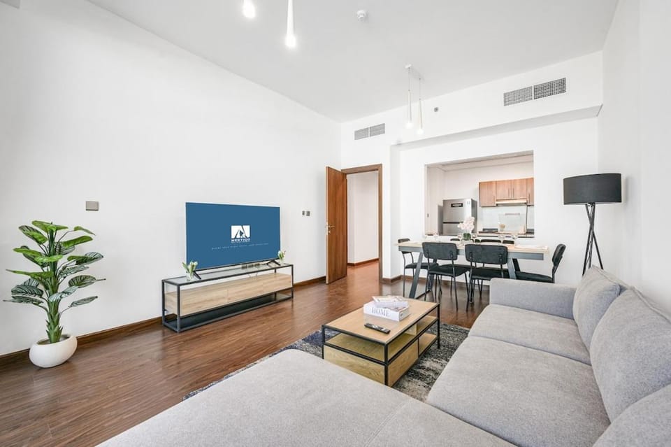 TV and multimedia, Kitchen or kitchenette, Living room, Seating area, Dining area