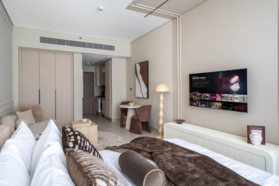 Serene Japandi Studio Rooftop Pool & Gym Apartment in Dubai