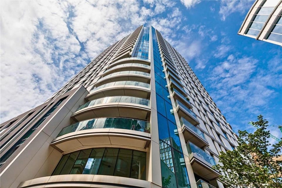 City View with Concierge & 1000MBPS Wifi , Rooftop & Balcony Apartment in London