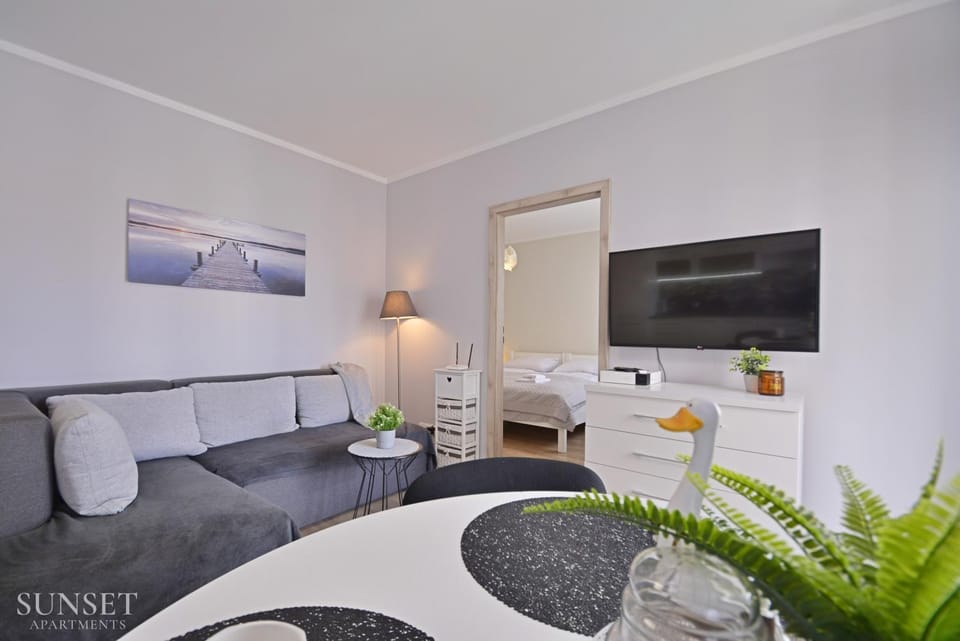 TV and multimedia, Living room, Seating area, Evening entertainment