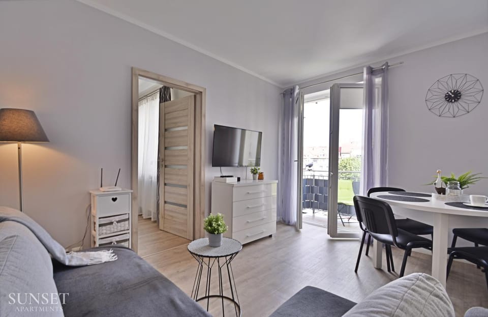 TV and multimedia, Kitchen or kitchenette, Living room, Seating area, Dining area, Evening entertainment