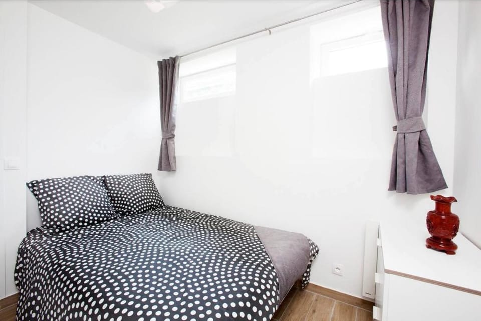 3 Apts - 9 Bedrooms - 16 Pers - Metro 7 - AC Apartment in Vitry-sur-Seine