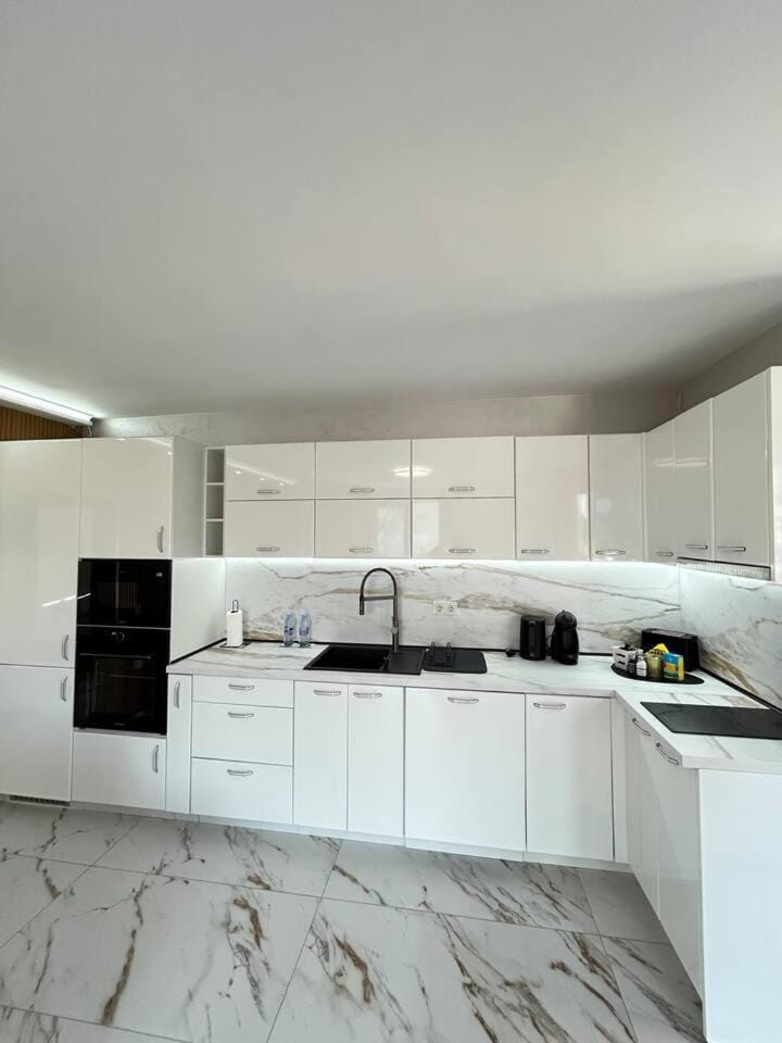 Kitchen or kitchenette, dishwasher, stove