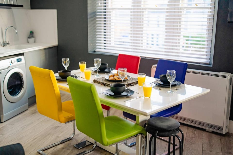 Kitchen or kitchenette, Food and drinks, Seating area, Dining area, Food, dishwasher, washing machine, dryer