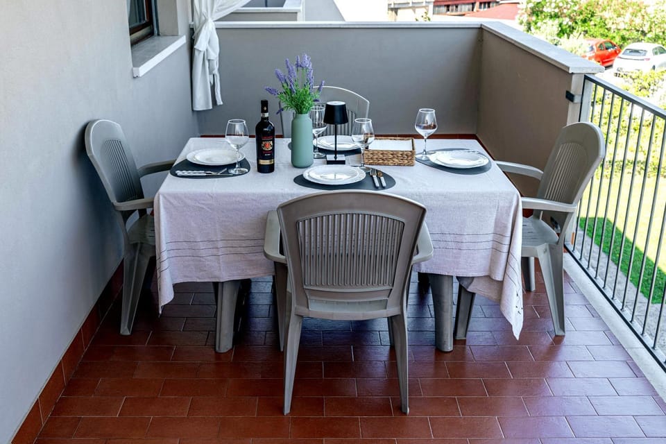 Patio, Restaurant/places to eat, Day, View (from property/room), Balcony/Terrace, Food and drinks, Banquet/Function facilities, Dining area, Food, Drinks, Alcoholic drinks