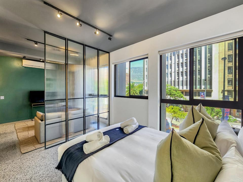 Bed, TV and multimedia, Bedroom