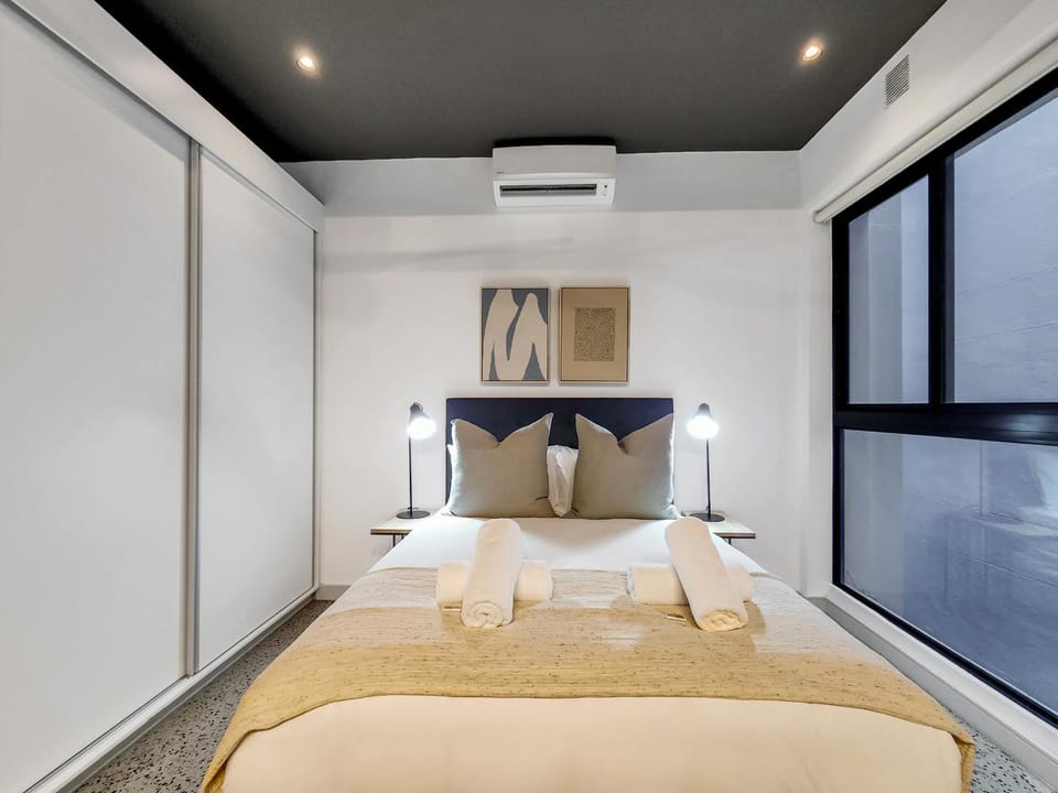 Bed, Bedroom, towels, air conditioner
