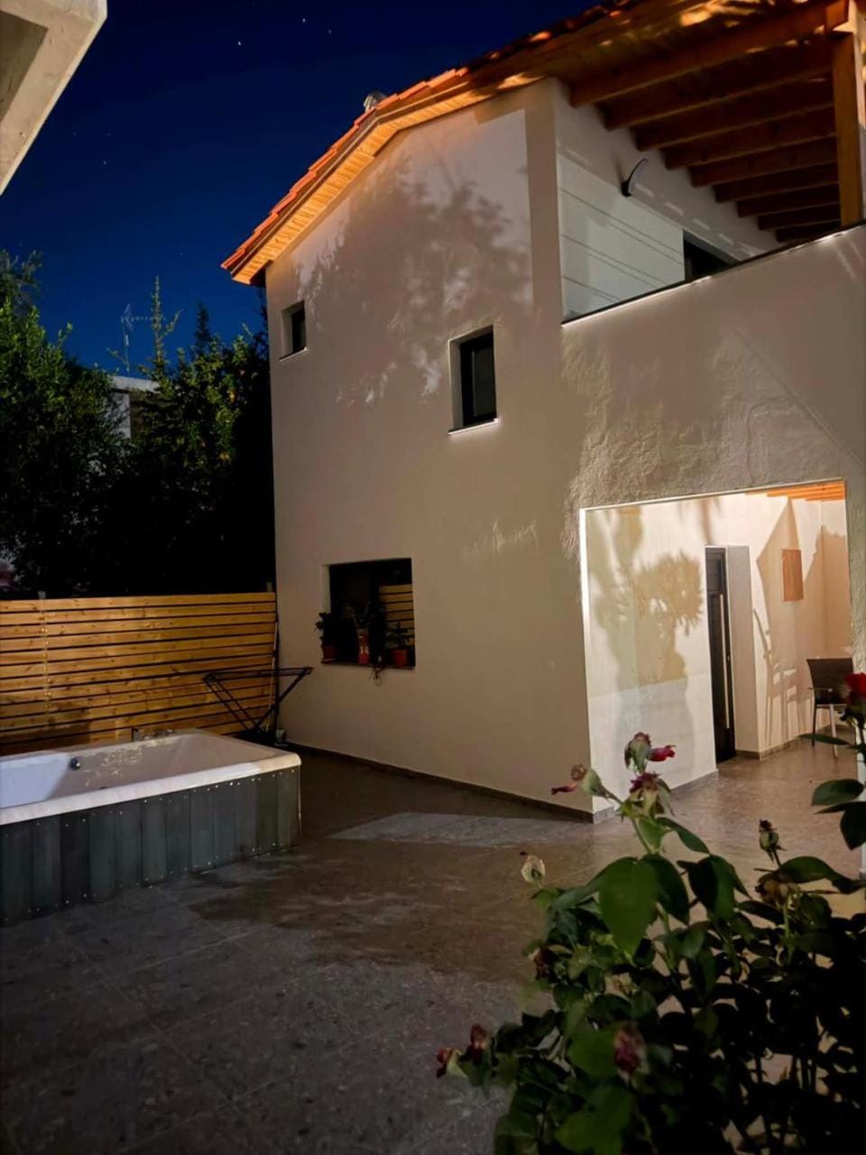 Arakapas Getaway with Hot Tub & Cozy Fireplace House in Limassol District