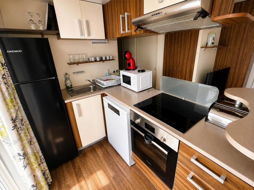 Mobiles Home XL, trois chambres, deux salles de bain, climatisation, grande terrasse pour 6 personnes Campground/ 
RV Resort in Centre-Val de Loire