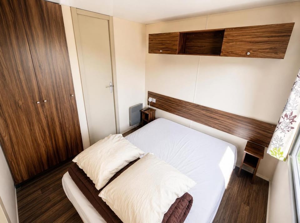 Mobiles Home XL, trois chambres, deux salles de bain, climatisation, grande terrasse pour 6 personnes Campground/ 
RV Resort in Centre-Val de Loire