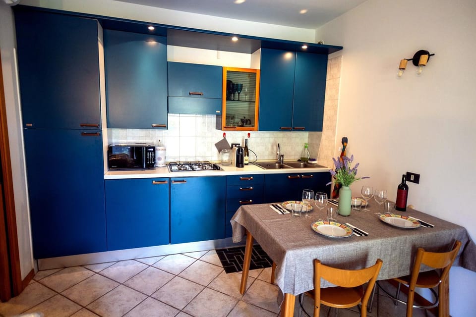 Kitchen or kitchenette, Dining area, stove