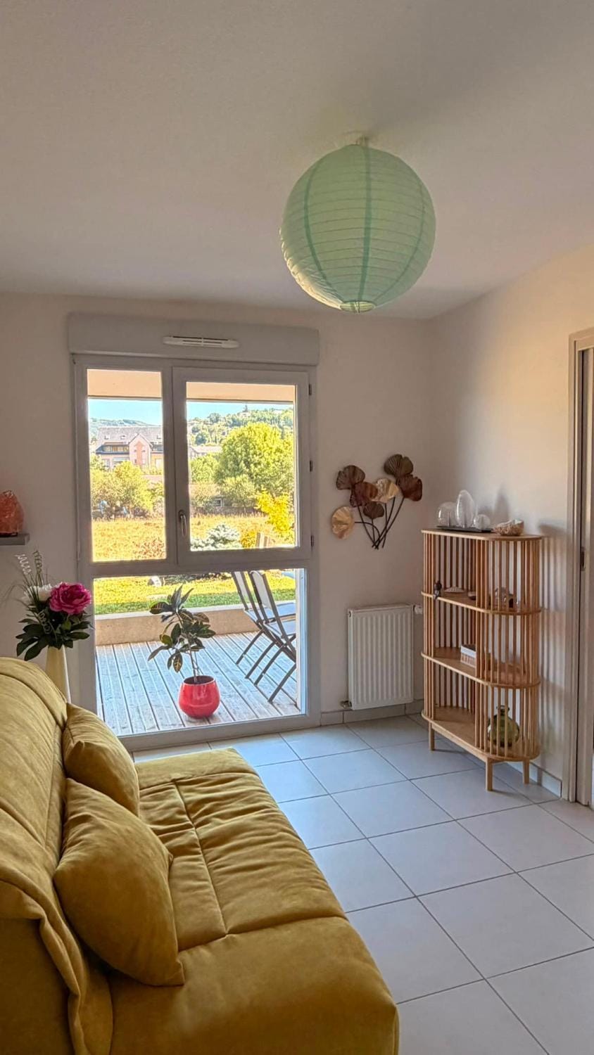 Charmant appartement T2b proche centre ville avec parking privé gratuit et terrasse Apartment in Espalion