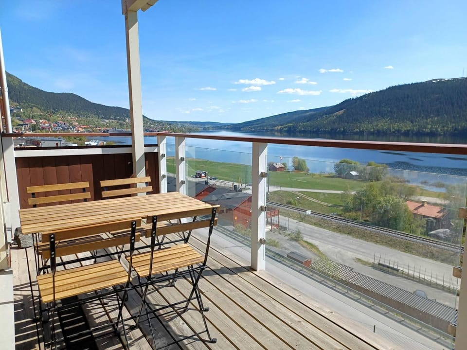 Lakeview 4BR with Sauna & EV Parking Apartment in Sweden