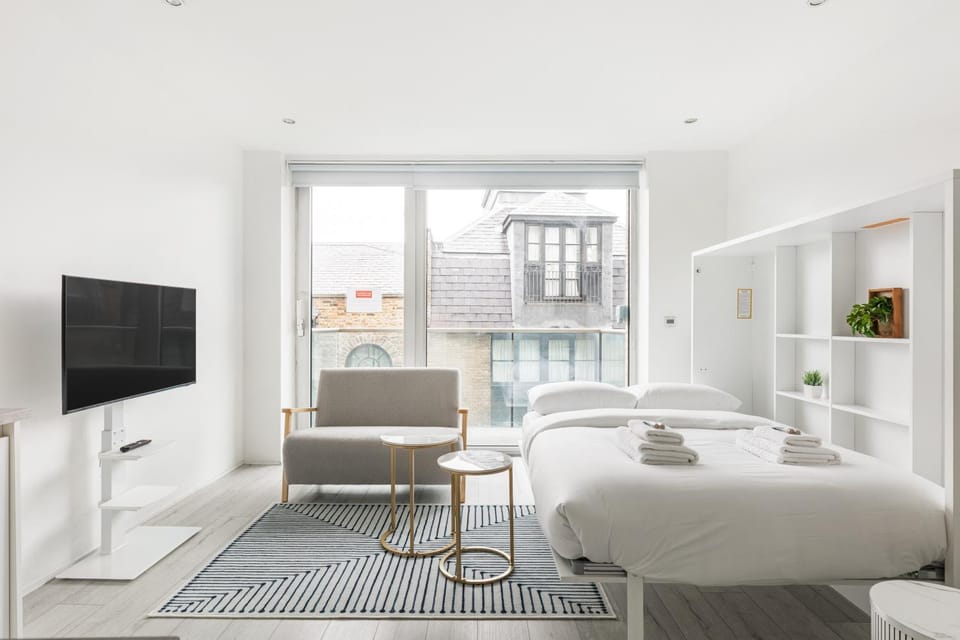 Bed, Living room, Seating area