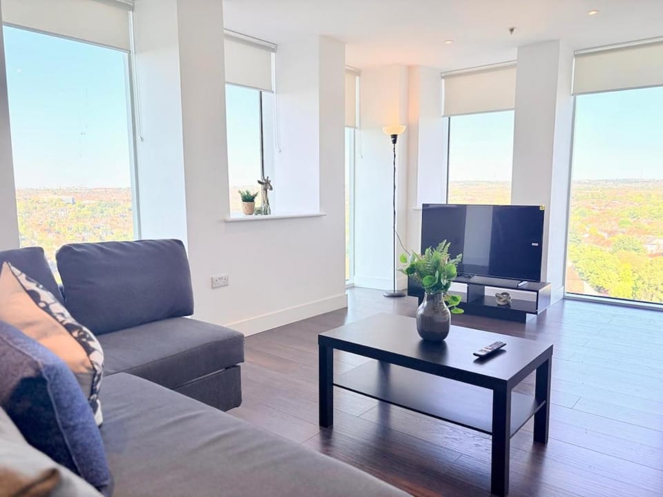 TV and multimedia, Living room, Seating area, Evening entertainment